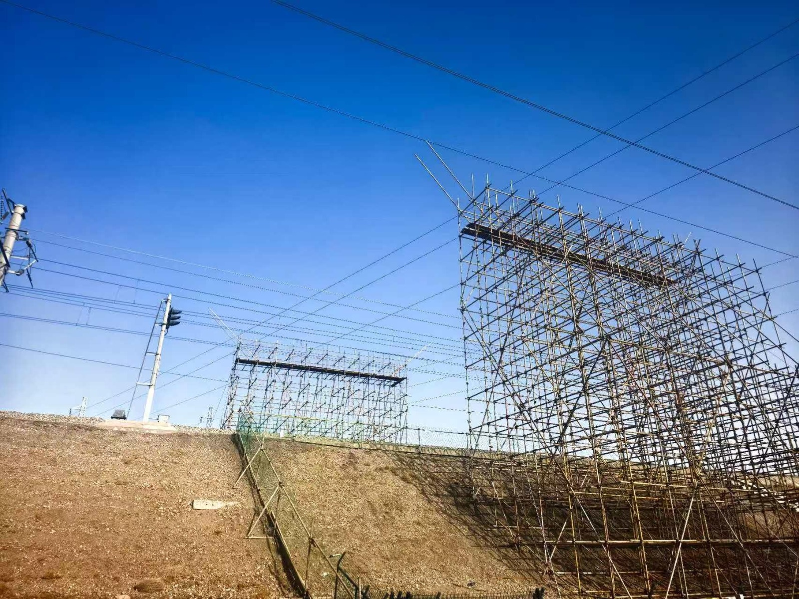 涉铁上跨施工现场 设备协同与作业平台